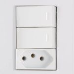 conjunto tomada simples 2p+t com interruptor duplo de embutir tramontina liz 250v 10a branco (mp)