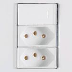 conjunto tomada dupla 2p+t com interruptor simples de embutir tramontina liz 250v 20a branco (mp)