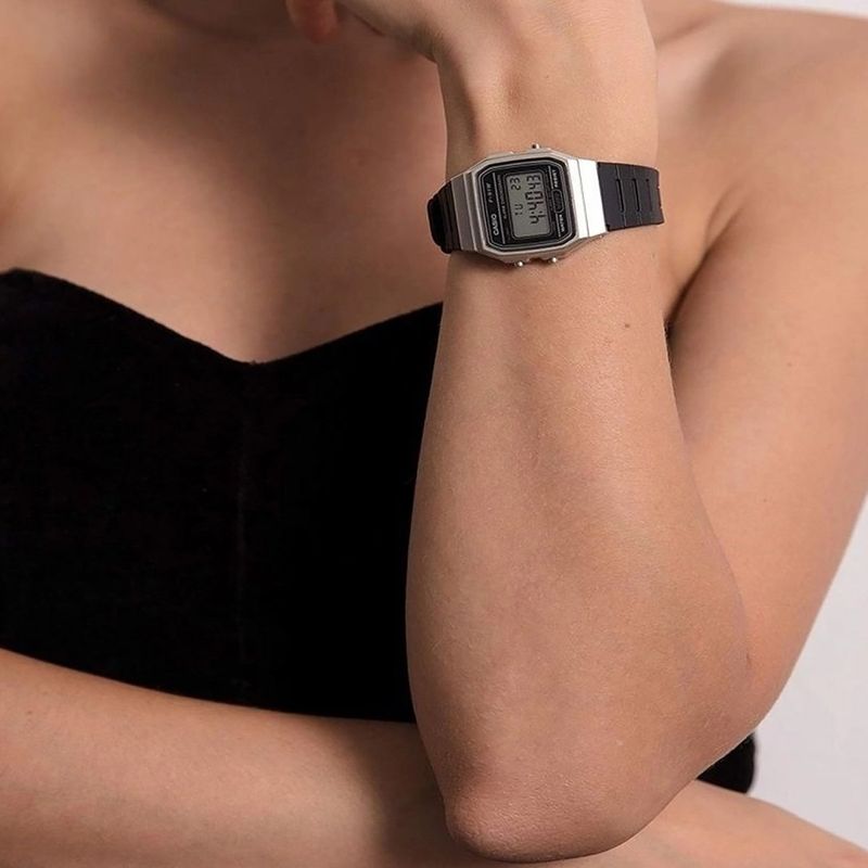 relógio casio standard digital unissex caixa e pulseira em resina f-91wm-7adf prata e preto