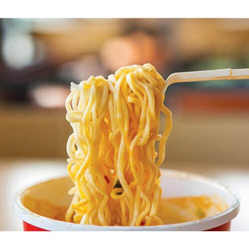 macarrão instantâneo cup noodles sabor carne defumada