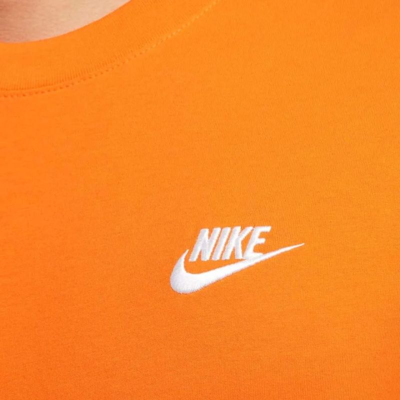 camiseta masculina m nike club sportswear laranja 246684 (mp)