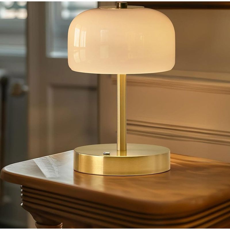 luminária de mesa cogumelo portres com base metálica dourada a-mbi