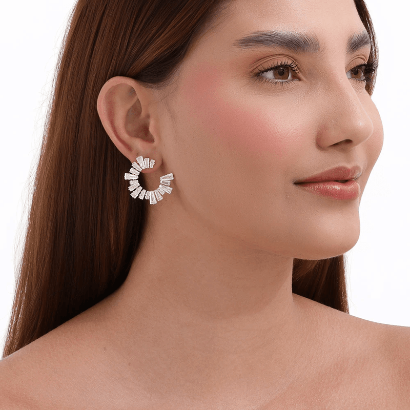 brinco semijoia luiza mota círculo trabalhado e cravejado cristal 267011 (mp)