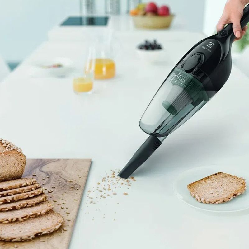 aspirador de pó vertical electrolux 1000w 02 em 01 preto stk12